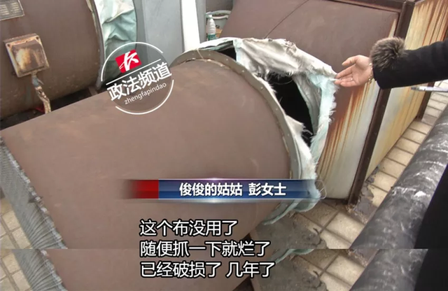 Lỗ hổng lớn tr&ecirc;n ống th&ocirc;ng gi&oacute; đ&atilde; thu h&uacute;t sự hiếu kỳ của đứa trẻ