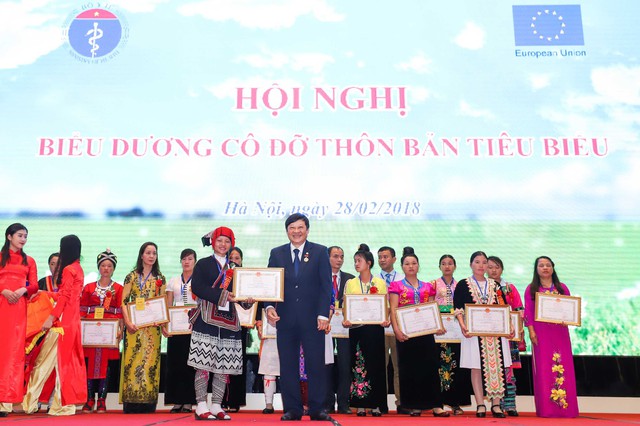 
Thứ trưởng Bộ Y tế Nguyễn Viết Tiến trao Bằng khen Bộ trưởng Bộ Y tế cho các CĐTB tiêu biểu.
