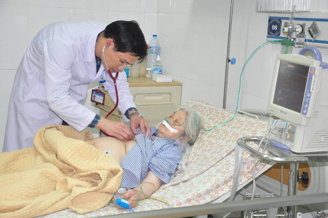 
Thăm khám cho một bệnh nhân bị rối loạn đường huyết tại Bệnh viện Nội tiết Trung ương.     Ảnh: T.Quỳnh
