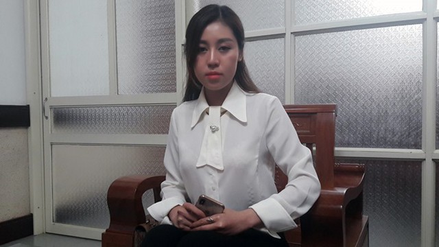 Chị Nguyễn Thị Trang l&agrave;m việc với ph&oacute;ng vi&ecirc;n Thanh Ni&ecirc;n .Ảnh Ngọc Minh