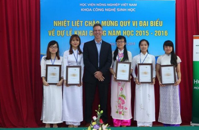 Đặng Hoàng Trang (người đứng thứ 3 từ phải vào) trong Lễ trao tặng học bổng Monsanto VNUA 2015 - 2016