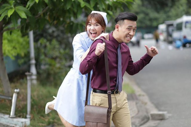 
Trấn Thành và Hari Won được coi là cặp vợ chồng hài hước nhất nhì showbiz Việt khi thường xuyên đăng tải những hình ảnh dìm hàng nhau trên mạng xã hội.
