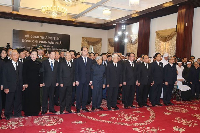 
Các vị lãnh đạo, nguyên lãnh đạo Đảng, Quốc hội, Nhà nước, Chính phủ viếng nguyên Thủ tướng Phan Văn Khải. Ảnh: Vietnam 
