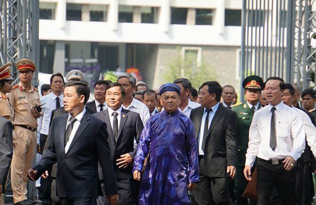 Gần trưa dòng người vào viếng nguyên Thủ tướng Phan Văn Khải càng đông
