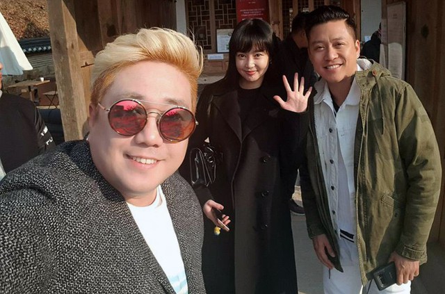 Tuấn Hưng chụp ảnh với diễn viên Oh Cho Hee và đạo diễn Hàn.