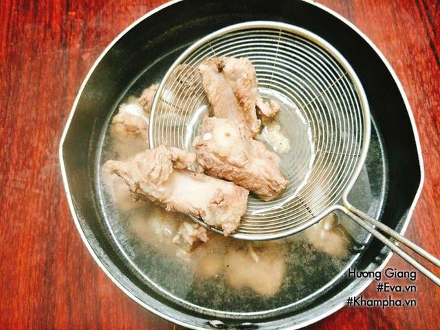 Bước 3: Cho sườn vào tô cùng với 1 chút muối, nước mắm, hạt nêm, tiêu sau đó đảo đều và ướp sườn 20 phút cho ngấm gia vị.