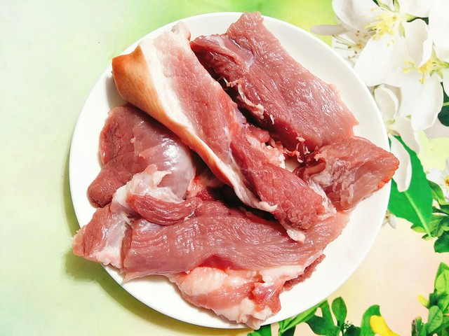 Thịt heo cạo sạch phần bì rồi đem rửa sạch sau đó thấm khô nước. Thái thịt thành những miếng to bản, không quá dày cũng không quá mỏng.