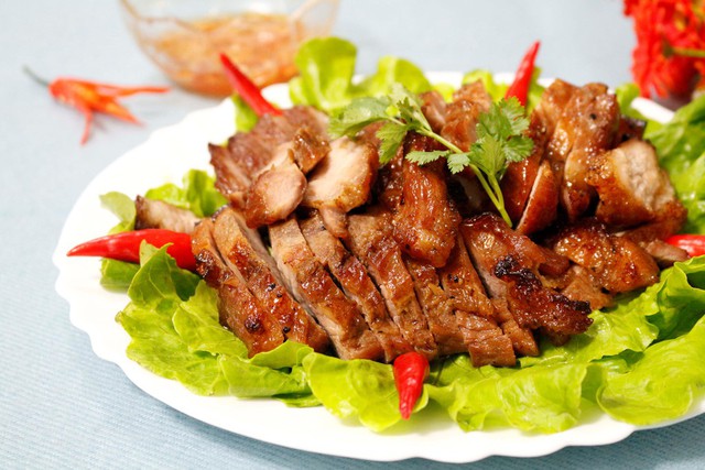 Thịt xá xíu có mùi vị thơm ngon độc đáo, có thể ăn kèm với cơm, bún, xôi hoặc kẹp bánh mì, salad... đều rất ngon miệng.