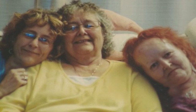Hình ảnh Rhonda Glenn (trái), bà Lucy (giữa) và Linda (phải).