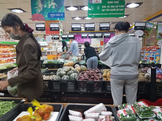 
Tại các siêu thị, các cửa hàng giá rau vẫn ở mức cao chót vót.
