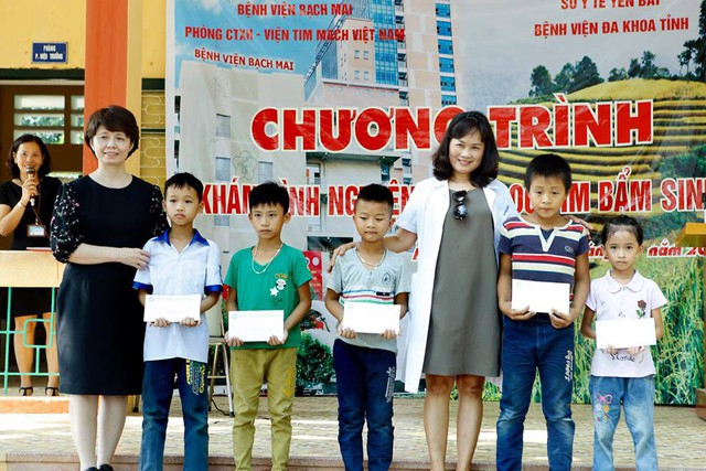 
BS Phạm Thị Bích Mận - Trưởng phòng CTXH Bệnh viện Bạch Mai trao quà cho các học sinh tại Yên Bái.
