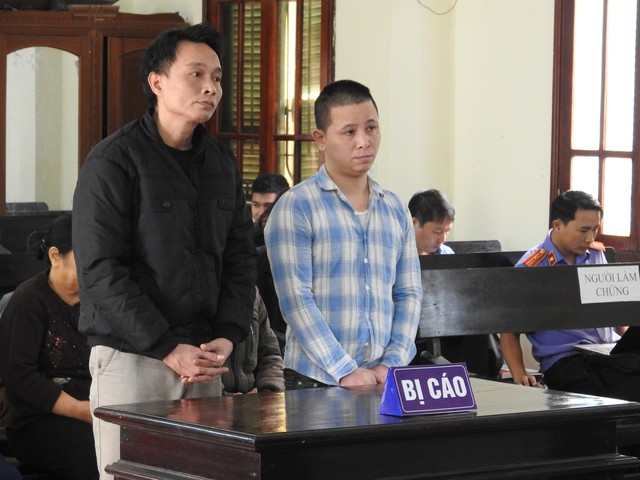
Đối tượng Cao Xuân Soa và Nguyễn Thái lâm tại tòa.
