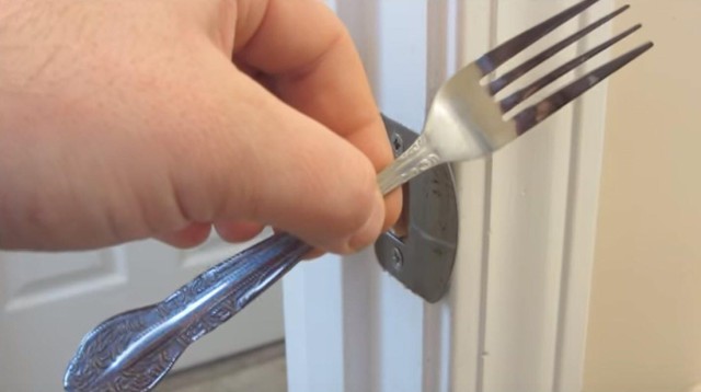 Bạn hoàn toàn có thể làm một chiếc khóa phụ chống trộm từ chiếc dĩa ăn có sẵn trong nhà bếp.