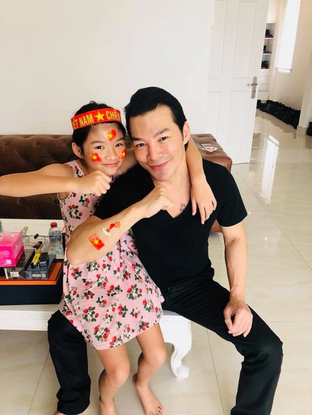 B&eacute; Bảo Ti&ecirc;n v&ocirc; c&ugrave;ng th&acirc;n thiết với ba