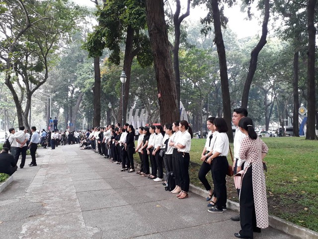 Sáng 22/3, hàng nghìn người dân có mặt từ rất sớm tại Hội trường Thống Nhất (TP.HCM) để tham dự Lễ truy điệu và tiễn đưa nguyên Thủ tướng Phan Văn Khải. 