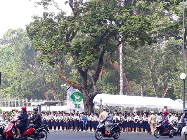 Trên đường Cộng Hòa, hơn 200 em học sinh trường THCS Trường Chinh, quận Tân Bình, ngồi bên đường chờ đợi lĩnh cữu nguyên Thủ tướng Phan Văn Khải đi qua. 