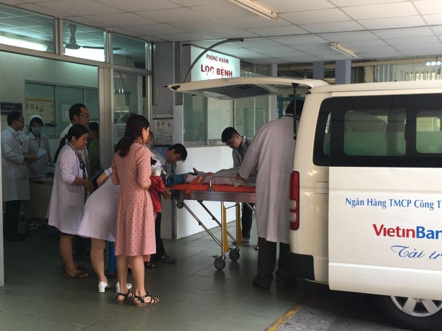 
Bệnh nhi tại Bệnh viện Nhi đồng 1 đang được chuyển đến Trung tâm Oxy cao áp để được hỗ trợ cung cấp oxy.

