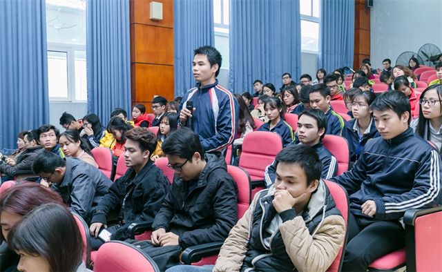 Sinh viên Học viện Y Dược học cổ truyền Việt Nam đối thoại trực tiếp với lãnh đạo Học viện.
