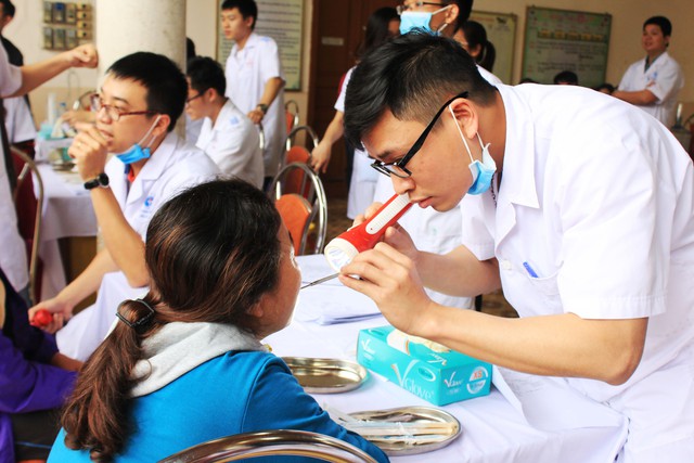 
Khám, tư vấn răng miễn phí cho cộng đồng tại Trường Tiểu học Đa Phúc (Dương Kinh, Hải Phòng)
