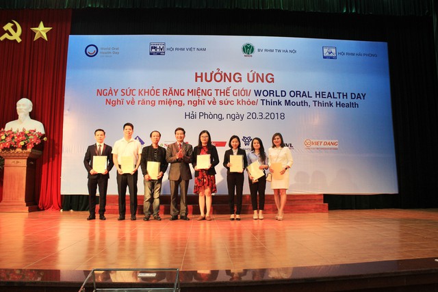 
Đại diện nhãn hàng Ngọc Châu – Công ty TNHH Dược phẩm Hoa Linh nhận Thư cảm ơn từ Chủ tịch Hội răng hàm mặt Hải Phòng

