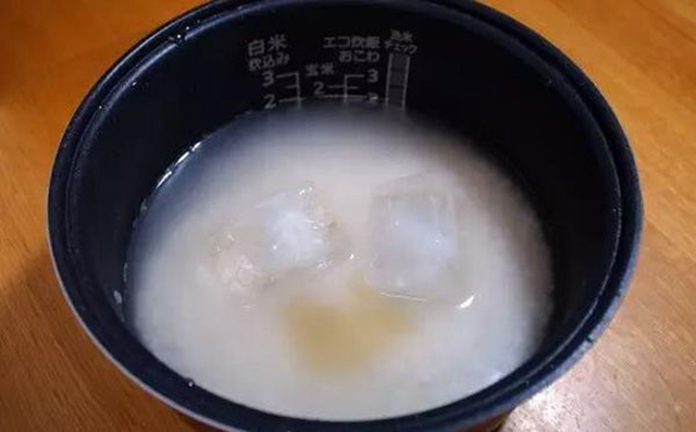 
Nhiều người Nhật còn có thói quen bỏ thêm một muỗng cà phê mật ong vào nồi cơm, cùng với hai viên đá lạnh. (Ảnh: Internet)
