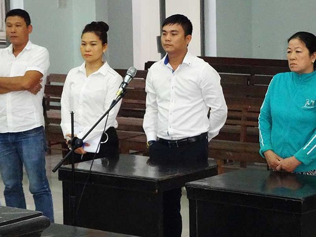 
Bà Võ Thị Chỉnh (bìa phải) yêu cầu tòa hủy quyết định của UBND TP Nha Trang về xóa tên bà trong quyết định giao đất.
