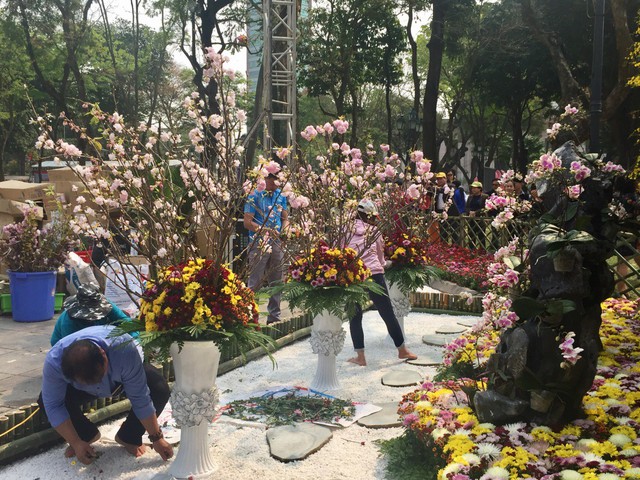 Những cây hoa anh đào do Công ty Công viên cây xanh Hà Nội chịu trách nhiệm trang trí .