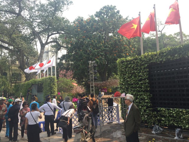 
Dù triển lãm hoa chưa chính thức mở cửa nhưng hàng trăm du khách kéo về khá đông để ngắm hoa, chụp ảnh.
