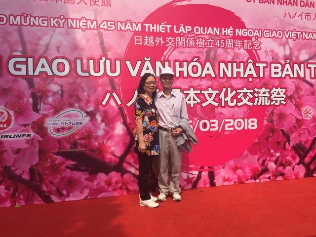 Khu vực chụp ảnh đối diện tượng đài Lý Thái Tổ trên bờ Hồ Gươm thu hút nhiều người chụp ảnh.