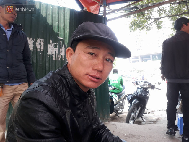 Anh Thuận đã giúp đỡ rất nhiều người khó khăn anh gặp được ở Bến xe Mỹ Đình - Ảnh: Bá Cường