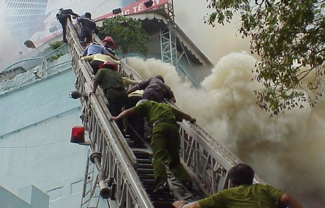 Vụ cháy khiến 60 người thiệt mạng xảy ra năm 2002