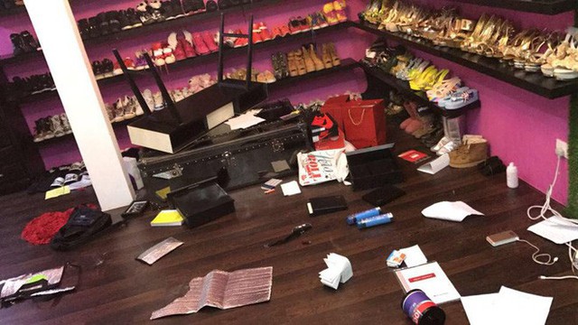 Đồ đạc bị đập phá.