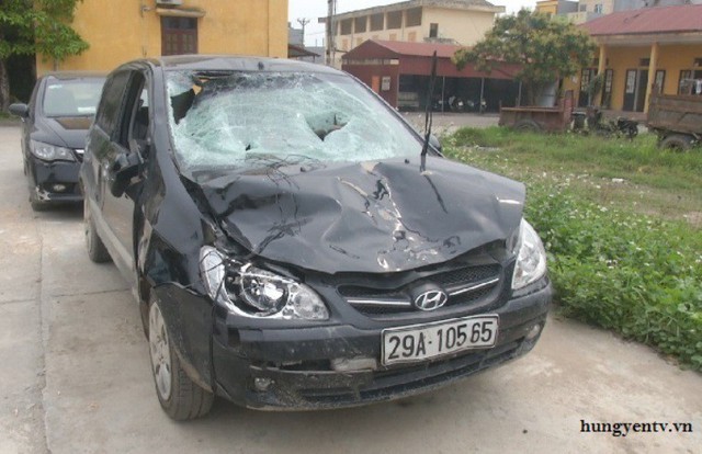 
Chiếc xe ô tô của chủ tịch xã Trung Nghĩa gây tai nạn bỏ trốn. Ảnh: TL
