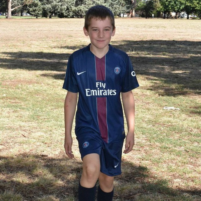 Riley có tố chất của một vận động viên, cậu bé rất yêu bóng đá.