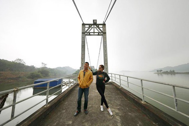 Dịp cuối tuần qua, vợ chồng Jennifer Phạm đã cùng bạn bè đi du hí ở Hồ Núi Cốc, tỉnh Thái Nguyên. Cặp đôi không chỉ thăm quan mà còn dành thời gian đi lễ ở một số ngôi chùa.