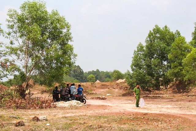 Công an tổ chức khám nghiệm hiện trường. Ảnh: D.V.