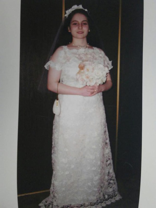 Angel trở thành cô dâu khi mới chỉ 13 tuổi.