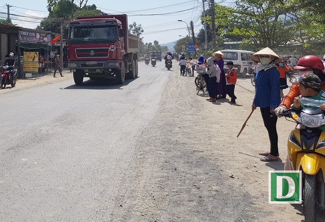 Ngoài ra, các cô giáo bảo mẫu cũng cẩn thận chờ cho xe qua mới đưa học sinh qua đường