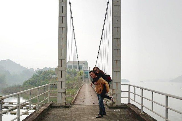 Trước ống kính của một người bạn, doanh nhân Đức Hải không ngần ngại cõng vợ rất tình cảm. Hành động lãng mạn và ngọt ngào của anh khiến Jennifer rất hạnh phúc. Cặp đôi đã chung sống bên nhau 6 năm.