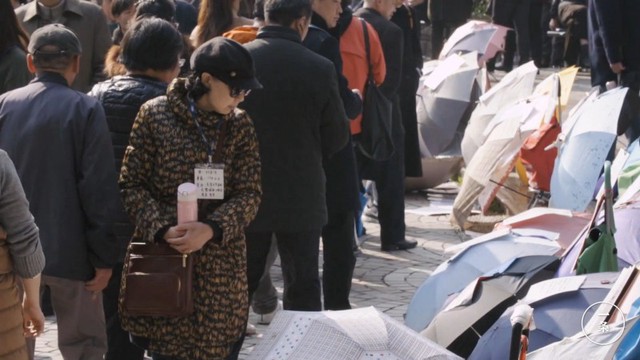 Chợ hôn nhân nằm ở Thượng Hải, là nơi người tham gia đến tiếp xúc với các bậc phụ huynh – những người đang tìm vợ/chồng cho con họ.