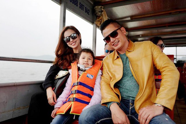 Jennifer Phạm nhờ người giúp việc chăm sóc cho con trai hơn 1 tuổi để vợ chồng cô và bé Na thoải mái đi du lịch cuối tuần.