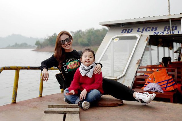 Không chỉ được khán giả ngưỡng mộ về tổ ấm viên mãn với ông xã tâm lý, 3 nhóc tỳ xinh xắn, người đẹp còn có sự nghiệp thành công khi liên tiếp được mời dự event, quảng cáo.