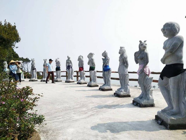
12 pho tượng hình con giáp ở Hon Dau resort đã được che chắn bằng bikini. Ảnh: TL

