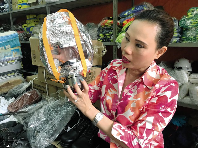 
Chủ cửa hàng Bích Hạnh cho biết nhiều khách hàng ham rẻ mua loại mặt nạ chống độc có 75.000 đồng nhưng loại này không chống được khói, có khi còn bị bỏng thêm, trong khi mặt nạ chống khói phải trùm hết cả đầu. ảnh: K.O
