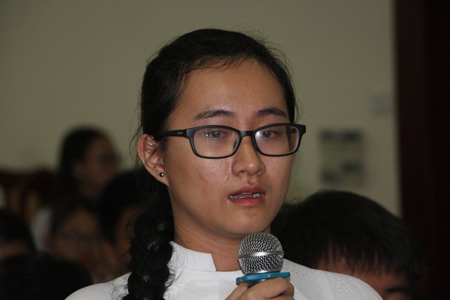 
Em Phạm Song Toàn chảy nước mắt khi nói về cô C. dạy Toán trong buổi đối thoại với lãnh đạo Sở GD-ĐT TPHCM
