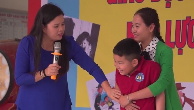 
TS Vũ Thu Hương hướng dẫn trẻ cách thoát khỏi việc bị xâm hại tình dục. Ảnh: Hoàng Hiệp.

