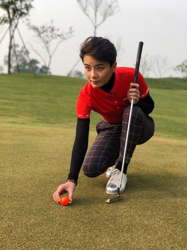 Golf là một môn thể thao vẫn được coi là dành riêng cho giới quý tộc nhưng MC Thuỳ Dung tin tưởng khán giả sẽ dần quan tâm nhiều hơn khi phong trào chơi golf đang phát triển mạnh tại Việt Nam.