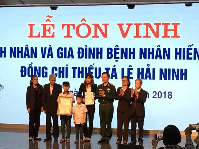 
Trung tướng Mai Hồng Bàng trao món quà ân tình tới gia đình Thiếu tá Lê Hải Ninh.
