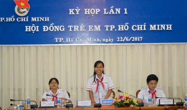 Là chủ tịch Hội đồng Trẻ em TP.HCM, Mai Hải Yến (giữa) tiếp xúc với nhiều bạn bè và cho biết giáo dục giới tính trong học đường vẫn là vấn đề bị né tránh. Ảnh: N.T.