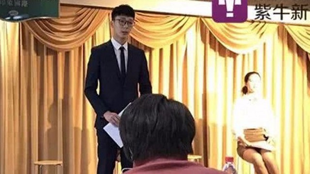 Nam sinh 18 tuổi trong vòng thi phỏng vấn vào trường toàn nữ.